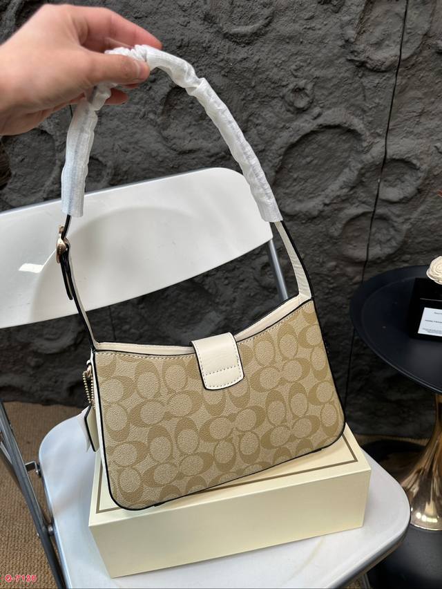 Paired with a folding box, Coach under the armpit amplifies the trick! The new Eliza series is really amazing! The minimalist design is truly eye-catching! The color is simple yet elegant, full of fashion sense, easy to match to create a sense of fas