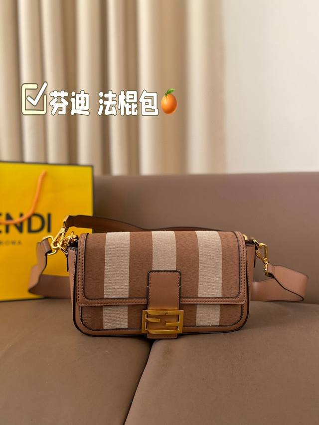 Folding box size 25.15, Fendi Fa stick bag, fashionable and easy to hold, not looking old, great to match, and the addition of beautiful appearance and temperament is so high~I love this calm and elegant:
