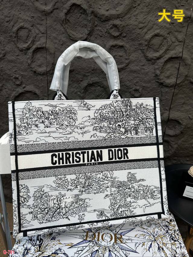 Small size 21.20cm, medium size 35.27cm, large size 41.34cm, original single Dior shopping bag with folding box. This year's heavyweight counter classic explosive will be different from handsome and elegant: