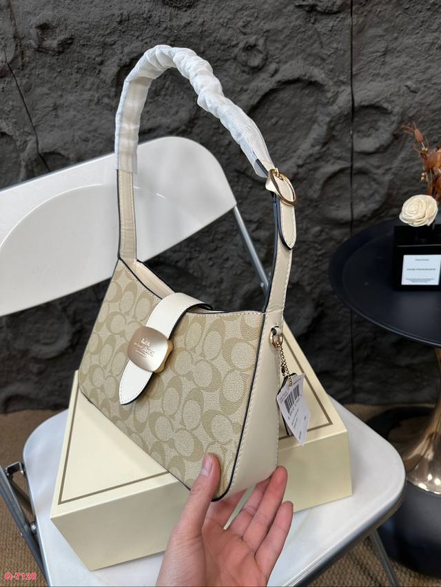 Paired with a folding box, Coach under the armpit amplifies the trick! The new Eliza series is really amazing! The minimalist design is truly eye-catching! The color is simple yet elegant, full of fashion sense, easy to match to create a sense of fas