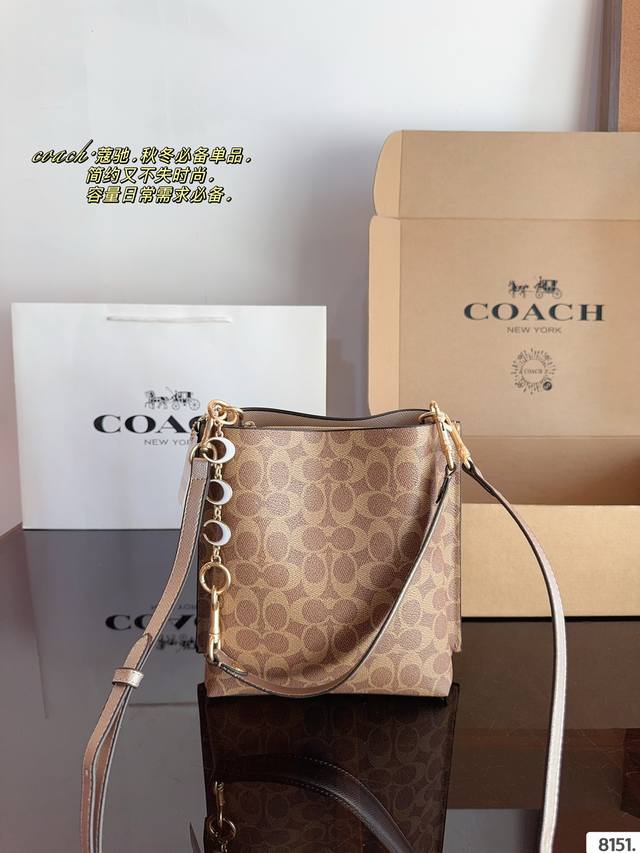 Comes with an airplane box Equipped with the original pendant, the new bucket bag from C Home in May is a casual and casual bag from the latest season of Coach. It has a three-dimensional full armpit and crossbody design, making it a must-have for co