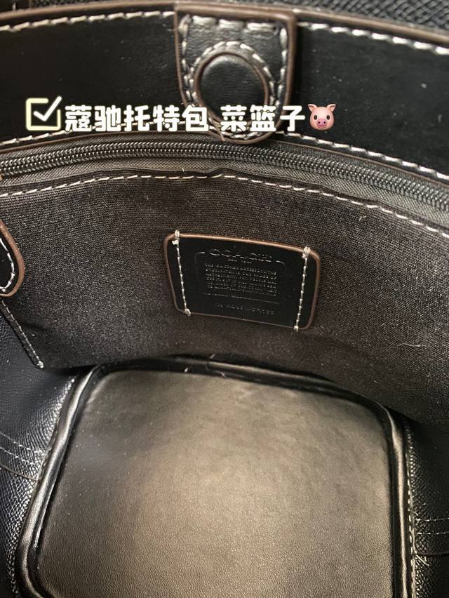 Equipped with a folding box, the unique design of the Coach Tote bag basket is fashionable and classic, super versatile for daily commuting. It can be worn on both sides and has a stylish size of 16 * 19