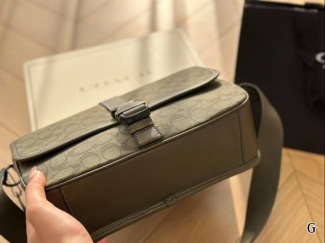 Folding box is great! Coach's new League men's bag is worth having! The Coach League bag is made of high-quality leather materials, such as cowhide, paired with fabric and signature jacquard fabric, which is made of organic cotton: