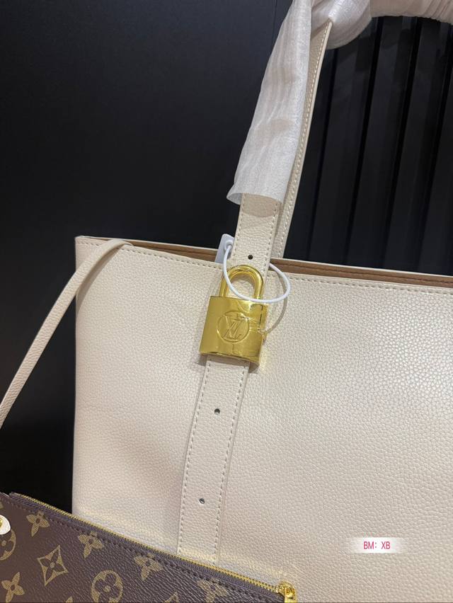 Chip version with folding gift box Lv lock head armpit new product launched tote bag, the end of the looseness is the soft cowhide material of hobo, and the detailed design of the lock head presents a lazy yet exquisite French style