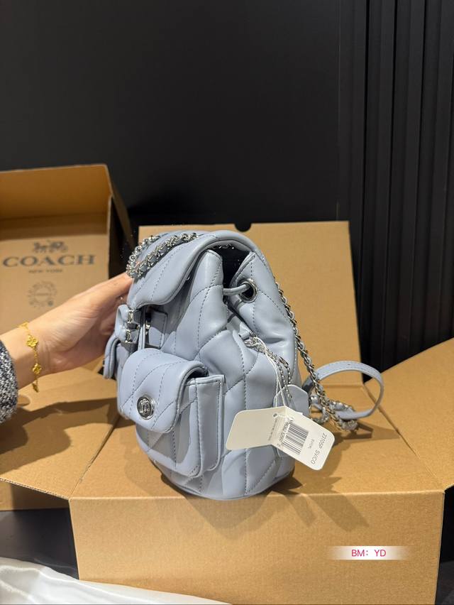 The Coach Coach Shoulder Tabby Backpack with Airplane Box is a versatile and versatile backpack that reshapes the coach design of the 1970s in a modern way. Its multifunctional style can be used as a backpack