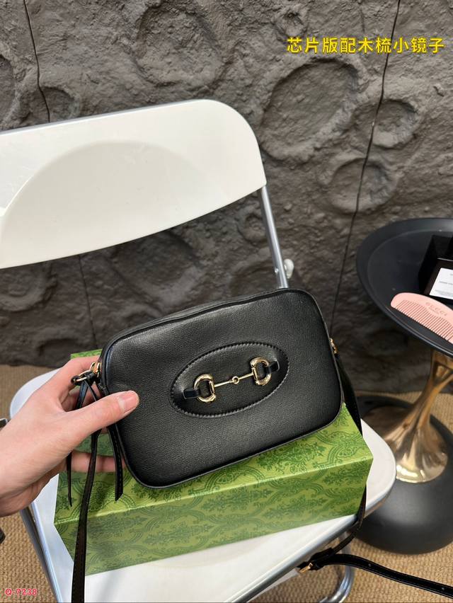 Paired with a folding box, Gucci Cool Horse Camera Bag, and a wooden comb mirror, this retro and cute small bag can magically hold all necessary items, including your camera, wallet, and lipstick. This is a product that you will not regret purchasing