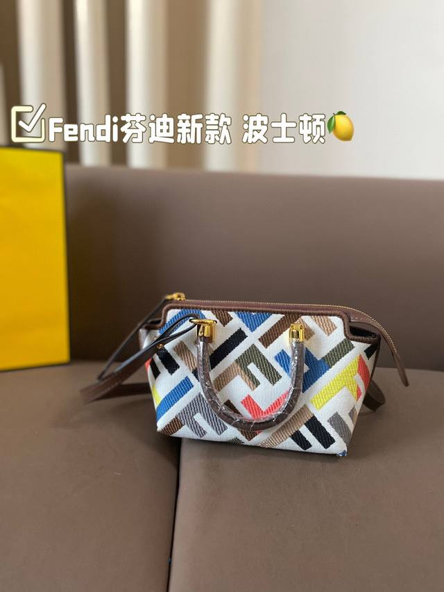 Fendi's new mini cute small bag with foldable box, Fendi's new Boston super cute and exquisite small bag, a color scheme that falls in love at a glance! Can be carried diagonally by hand. Large capacity and high-frequency small bag size 17 *:
