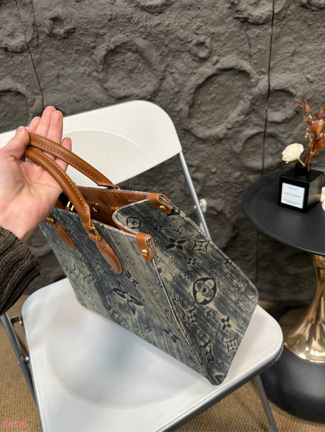 Lv Onthego denim vintage tote bag, fashionable tote bag, denim is definitely worth a season. The oversized shopping bag makes it look really stylish when worn! Size 34.27cm: