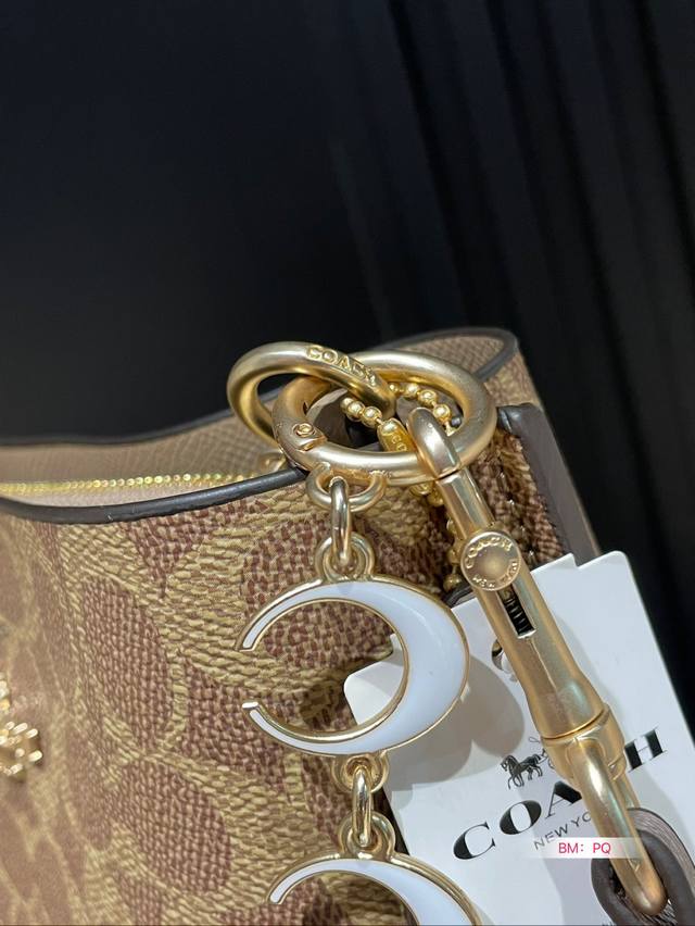 New color scheme for Coach bucket bag, single shoulder crossbody, double-layer handheld crossbody, search for Coach bucket size: 20 * 23: