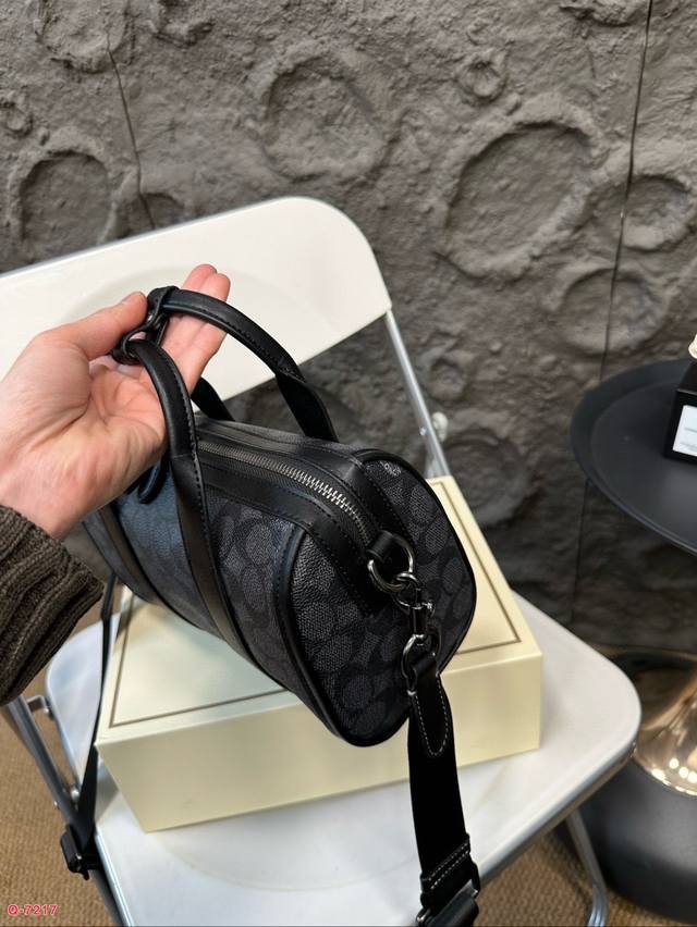 Paired with a folding box, this is a must-have item for the Coach brand. It's a classic Boston style item with a small body and large capacity. It's a must-have item for trendy men. You deserve to have a classic vintage flower that won't break or wea