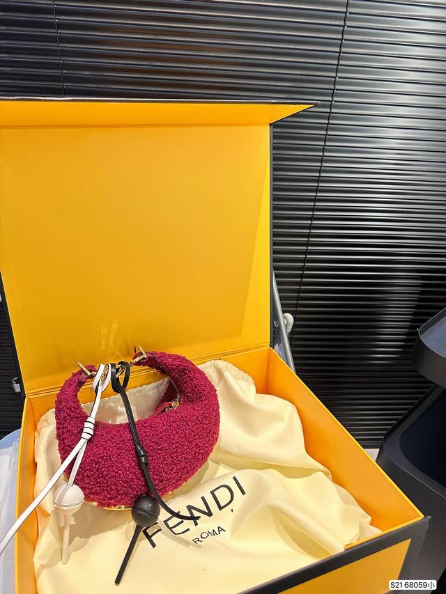 The logo metal design at the bottom of the Fendi Half Moon Bag and Lamb Hair Wrist Bag, which comes with a folding box for a small size, is really amazing. It's high-end, full, and not boring! Size: Small size 20 10 Item number Small 68059: