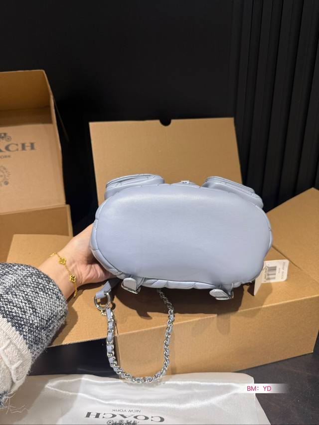 The Coach Coach Shoulder Tabby Backpack with Airplane Box is a versatile and versatile backpack that reshapes the coach design of the 1970s in a modern way. Its multifunctional style can be used as a backpack