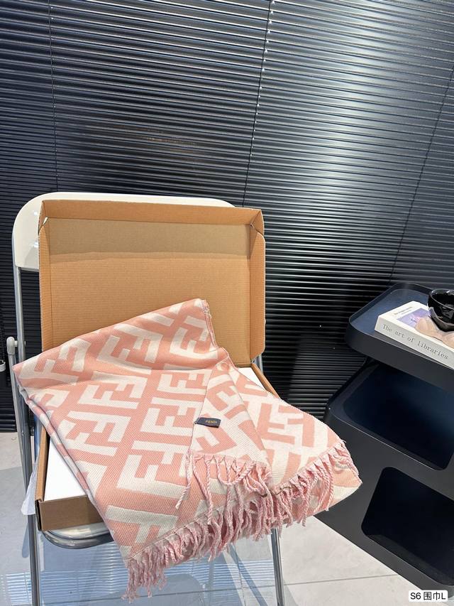 Paired with a box, the Fendi scarf is double-sided and suitable for every soft and tender girl. The texture is super comfortable and does not tie at all. High quality: