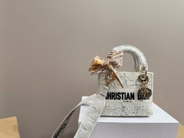 Top of the line original folding box size 16.13 Dior Embroidered Concubine Bag Dior bag body adopts exquisite pure manual embroidery craftsmanship, a super heavy-duty bag with full texture, retro exquisite high-end yet elegant d is the most represent