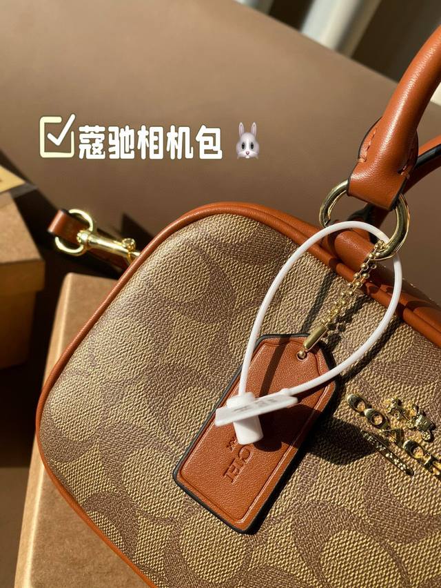 Is Coach's June new product a small square bag that you like? Coach's new product looks great this time, with versatile styles and colors, and a long shoulder strap that can be worn diagonally. The bag's capacity is also very large, making it perfect