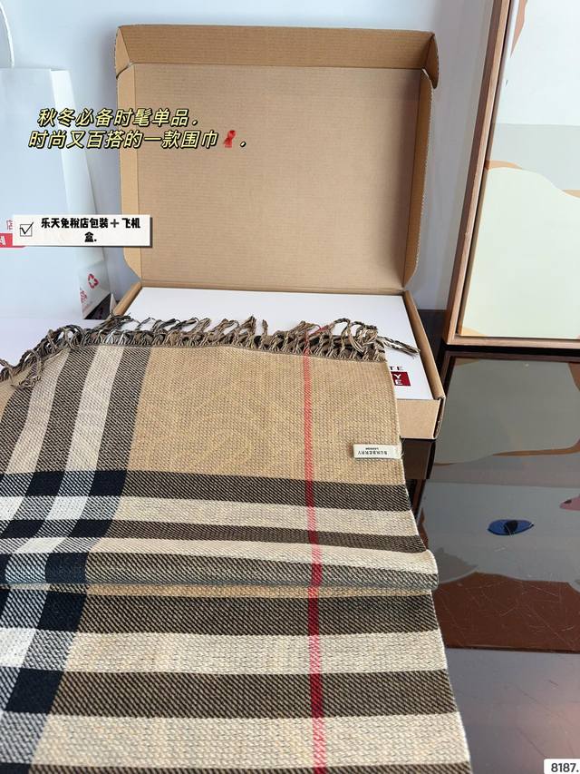 Comes with a gift box Burberry. The softest color scheme for scarves is a cashmere scarf with a great atmosphere. Don't you want to order such a beautiful scarf now?