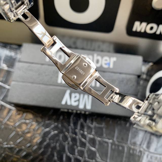 The original Armani Starry Sky women's watch model ar1926 features a gold and Ar1925 silver dial with a diameter of 32mm and a 316 stainless steel strap. Armani Starry Sky's diamonds are made of imported Swarovski crystal diamonds, including regular