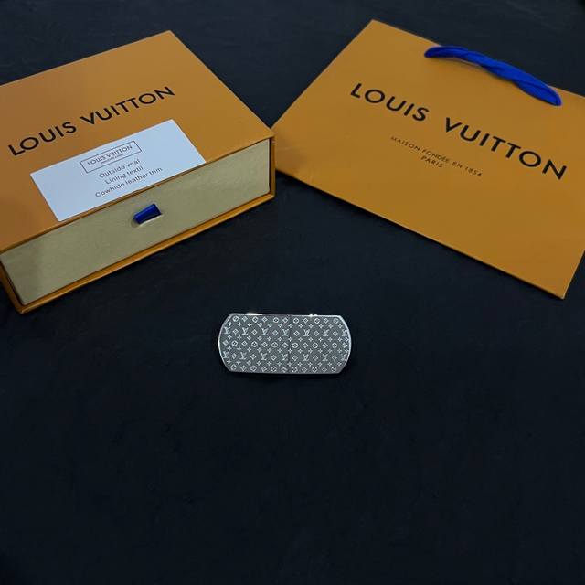 The new LV hair clip from Louis Vuitton counter is made of consistent materials and is a popular item with a unique retro and avant-garde design. It is a must-have for both men and women