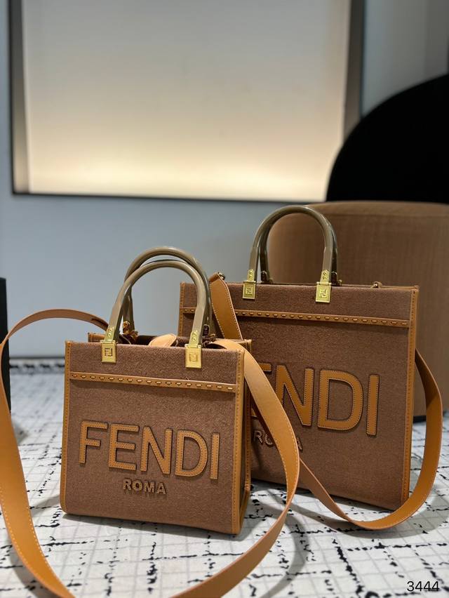Large size 34.29, small size with folding box size 22.22, Fendi plush tote bag. Fendi is fashionable and easy to hold, not looking old. It's great to match, and the addition of a beautiful and elegant temperament is so high. I love this calm and eleg
