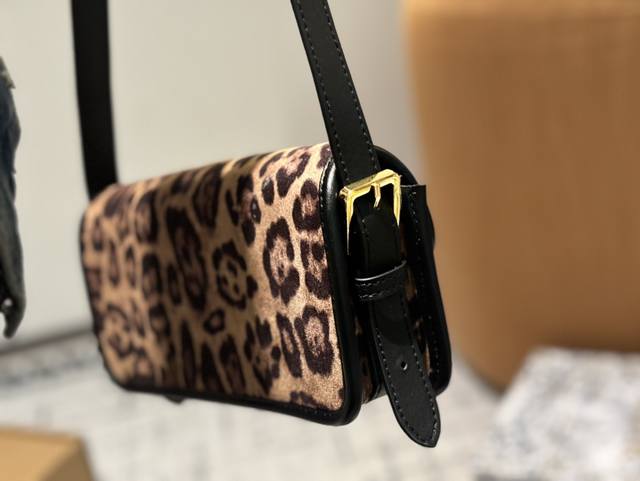 Folding gift box Dior Winter crossbody bag with low-key and unique texture, artistic atmosphere, high aesthetic value, must be included in the collection of beauty! Size 22.11: