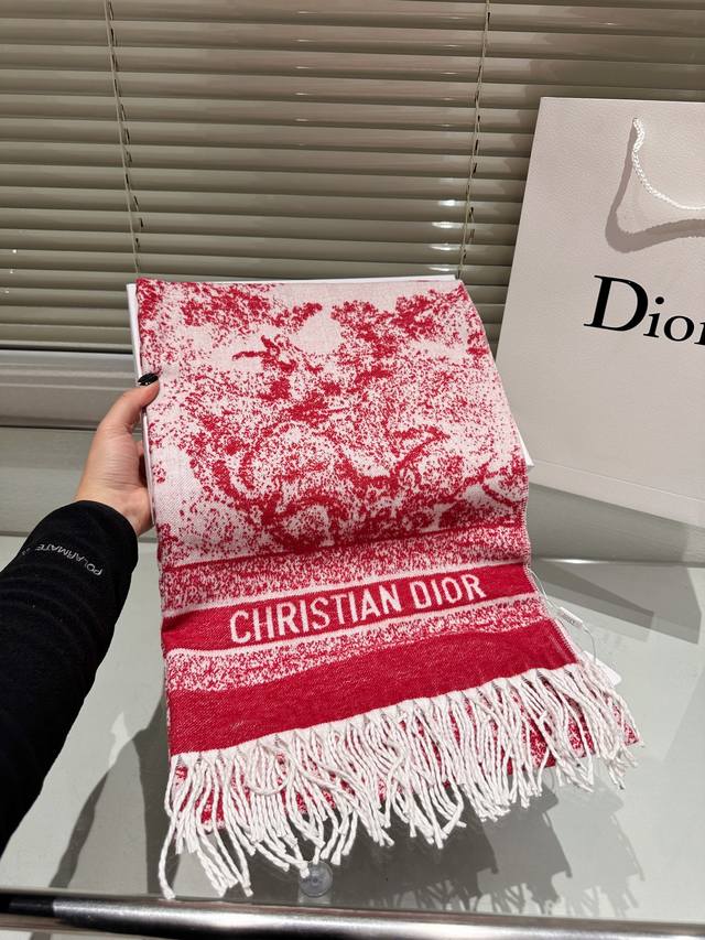 The new autumn and winter college style double-sided scarf has a thick, soft and super versatile feel, making it a fashionable item that can be used as a scarf or shawl! One side is decorated with the 