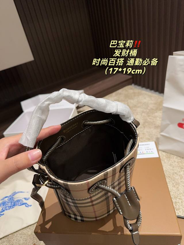 Equipped with a folding box size of 17.19, Burberry Wealth Bucket features a classic design that creates unbeatable items in the fashion industry! Brand supplied checkered coated canvas to enhance durability. Add cowhide edging to enhance fashion sen