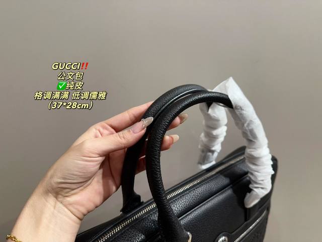 Pure leather size 37.28, cool and stylish Gucci briefcase exudes a low-key, steady and elegant atmosphere! The design is quite broad and stylish! The more you use it, the more it will precipitate! More low-key and steady!! Can be carried on one shoul