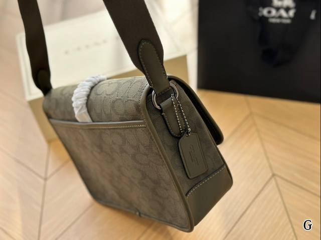 Folding box is great! Coach's new League men's bag is worth having! The Coach League bag is made of high-quality leather materials, such as cowhide, paired with fabric and signature jacquard fabric, which is made of organic cotton: