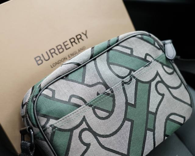 Burberry official website synchronizes the high version of the classic and timeless single shoulder crossbody backpack. The original fabric material has a delicate and deep waterproof and wear-resistant feel, which is not a common product in the mark