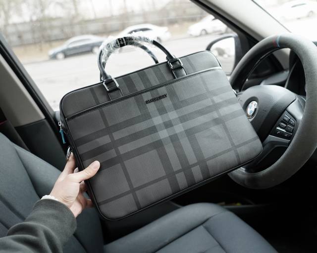 Burberry official website synchronizes high version handbag and crossbody backpack with timeless iconic products made of pure original single calf leather top hardware, non market ordinary version. This year's favorite styles of Burberry are all phot