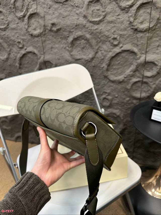 Paired with folding box, Coach League messenger bag, shoulder bag, crossbody bag, versatile and fashionable new messenger bag. Recommended size: moderate, simple, atmospheric, classic, versatile and timeless. Size: 28.20cm