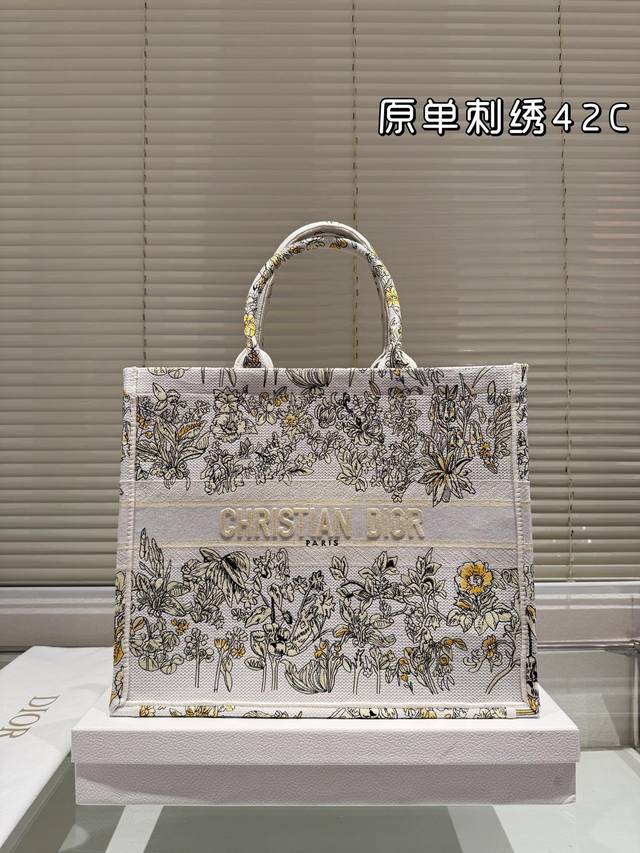 Original embroidery 215 190 Dior jacquard tote bag with inner lining Dior Book Tote. This year's favorite shopping bag Tote is the bag I use the most times because of its super large capacity. No matter what: