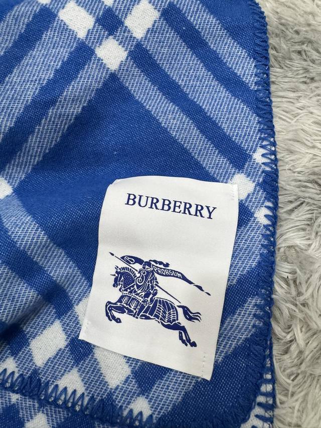 New scarf, Burberry. Original beautiful item, classic explosive item, returns to the forefront. Burberry's new imported Nepalese cashmere top embroidery scarf is definitely a screaming quality fashion brand's top design Essential high-end products fo