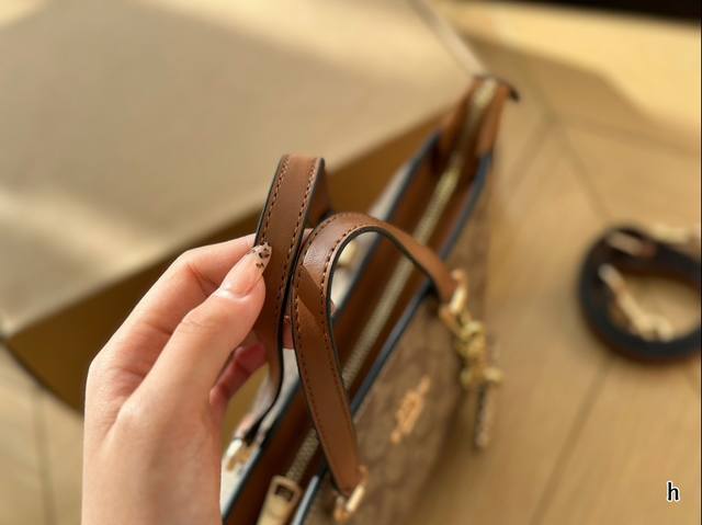 Coach Handheld Crossbody Bag with Box, Classic Old Flower Color, Super Durable, Full Zipper Design to Better Protect Your Items Size 20 * 18: