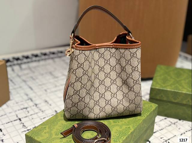 The Gucci Emblem Tote series has launched a new collection of storage bags with compartments. The new emblem is a relatively large tote with adjustable shoulder straps on both sides and a classic Gucci lining