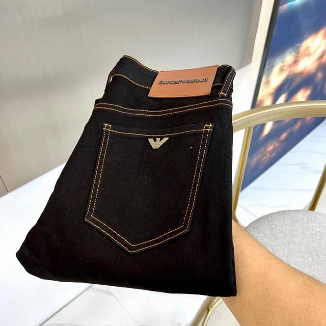 Arm Armani, 2024 new classic men's denim slim fit fashionable washed denim jeans, denim jeans are a must-have item in the wardrobe, a tool for daily mixing and styling. Every detail is enough to taste! The classic overall design carries the ancient s