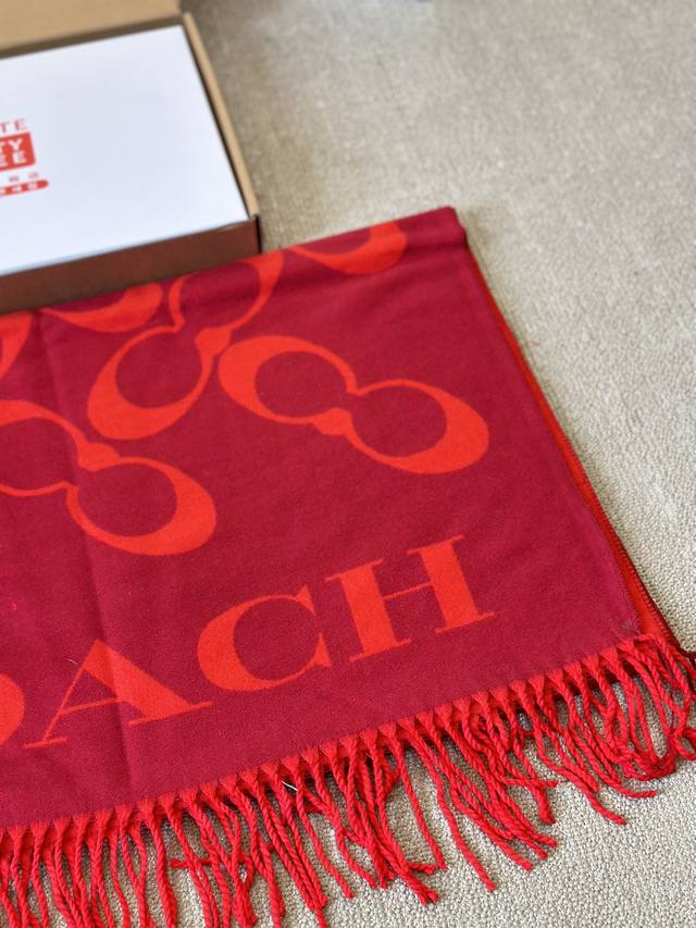 Comes with a box of wool scarf Size: 70 * 180cm Coach's new jacquard scarf. The wool feels super thick, soft, and comfortable, with a high-end aura and a stable 