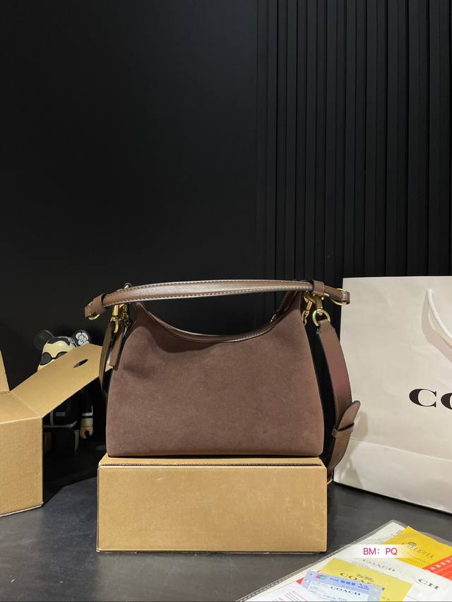 Paired with a box, Coach's new armpit bag with a spicy girl style is also so cool. The new product is so beautiful, and the new bag has a good shape for carrying. It's really cool. Family size: 25 17: