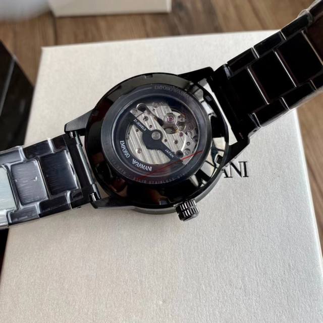 Armani ar60054 silver hollowed out diamond inlaid perspective automatic mechanical watch! Hollow perspective window, with texture pointers and sharp lines that leap into the hand! The black dial paired with a 316 steel strap bracelet is grand and bea