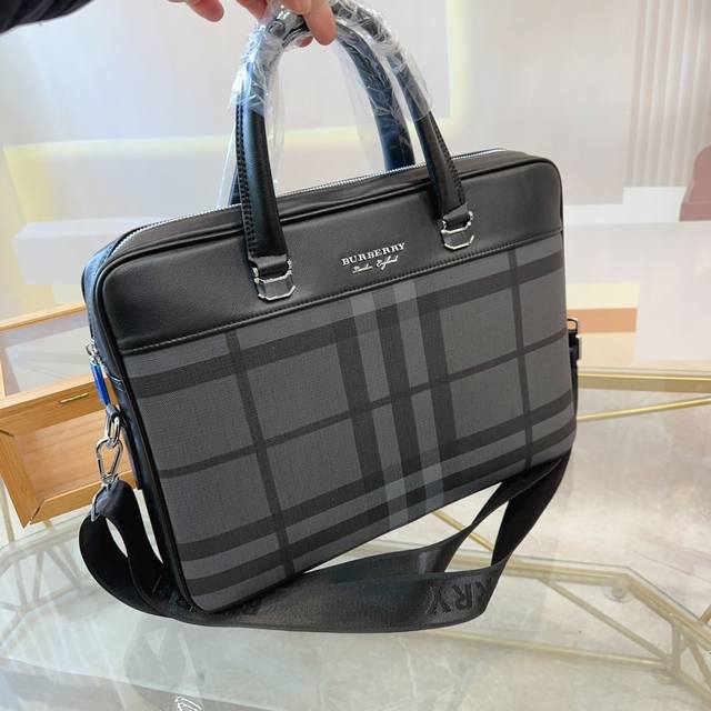 Burberry's latest men's briefcase is highly practical, with exquisite details and exquisite workmanship. It is high-end, atmospheric, and upscale, with a casual and generous style. Size: 39 29: