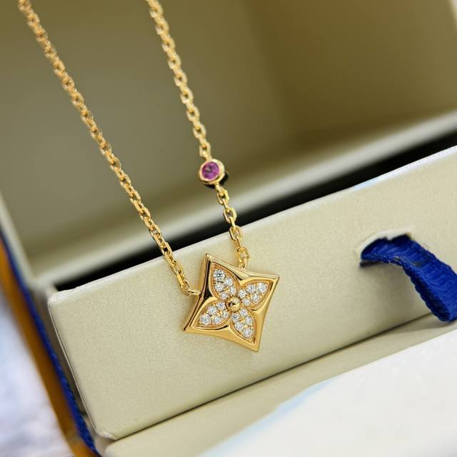 A4441 live broadcast is dedicated to the exclusive four leaf clover single diamond necklace of Qixi Donkey Family without logo, which really cries to provoke high-end customization 925 sterling silver to create a diamond shaped metal outside, and the