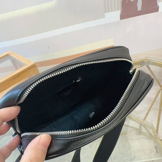 Burberry's latest men's briefcase has strong practicality, exquisite craftsmanship, high-end atmosphere, and a casual and generous size: 23 26