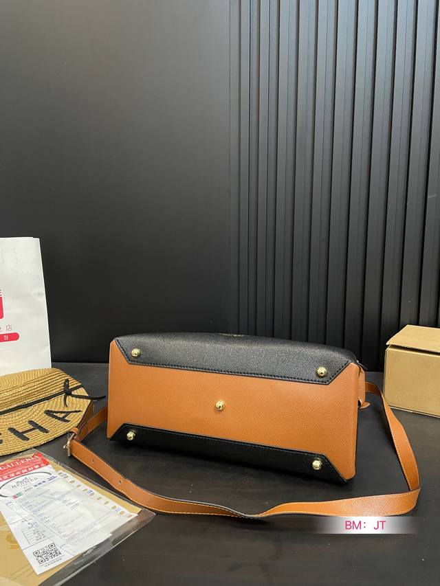 Burberry tote bag, new tote bag! Side suction mode allows for carrying while carrying a long shoulder strap, which can be worn diagonally or on one shoulder! Size: 33 25