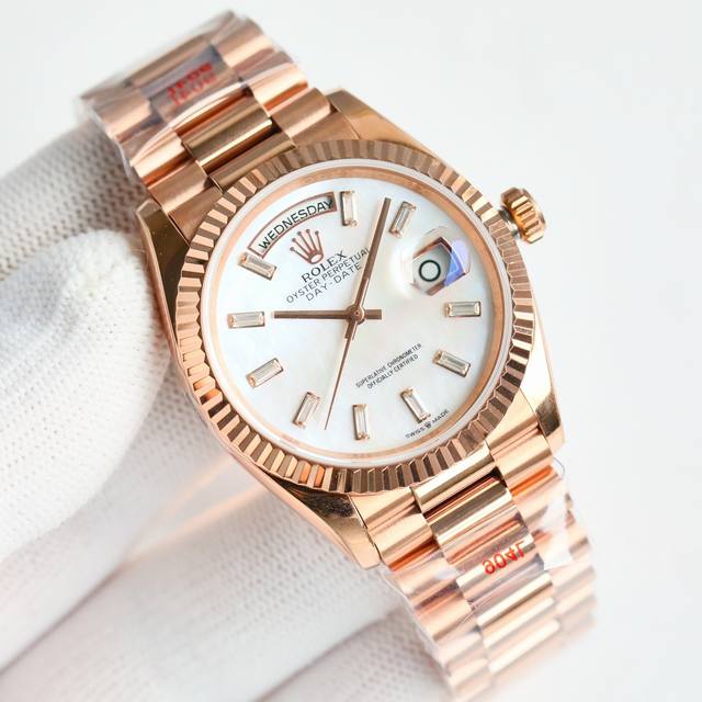 White steel full gold round diamond with 50 square diamonds and 100 Rolex Weekly Diary 36 Series 1 paired with 2836 movement, stable and reliable quality; 2. Same thickness as the original 11Mm ultra-thin: surface diameter 36Mm; Revise other versions
