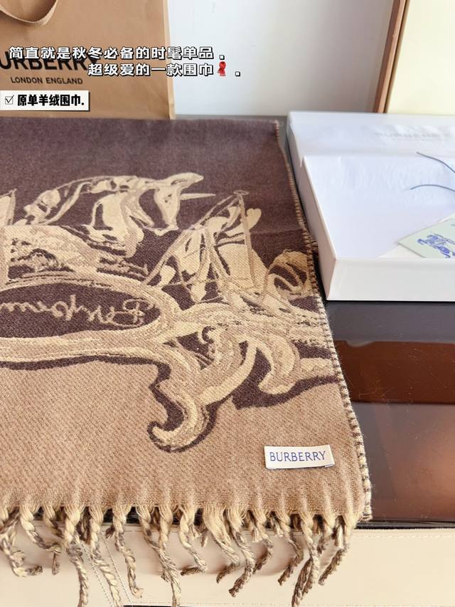Comes with a gift box The most gentle color scheme of Burberry cashmere scarf comes with a Maillard atmosphere. Don't you want to order such a beautiful scarf now?