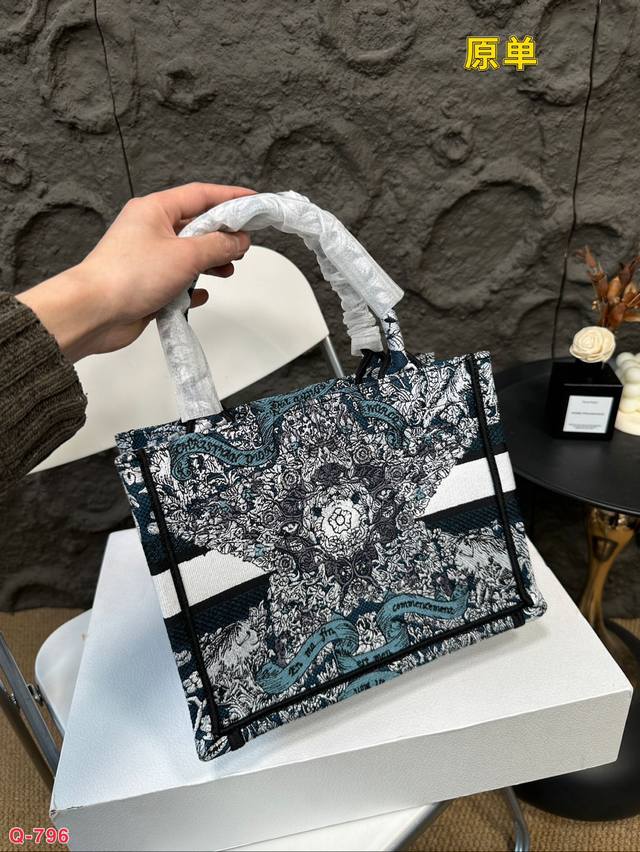 Small size 27.20cm, medium size 36.27cm, large size 42.35cm, original Dior shopping bag with folding box. This year's heavyweight counter classic explosive will be different from handsome and elegant: