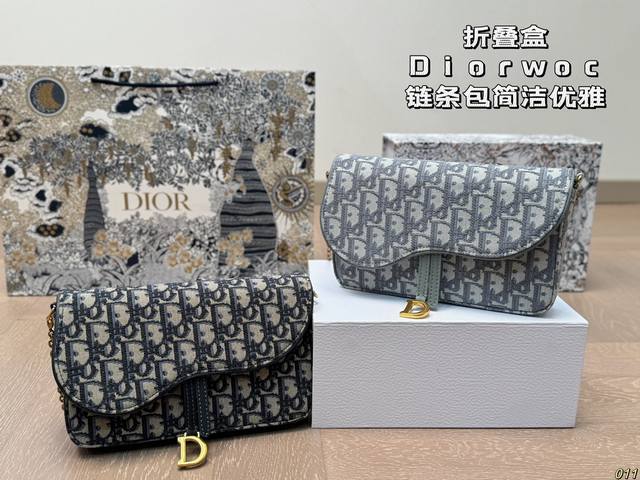 The folding box Dior Woc chain bag, with Dior's simple floral embroidery lines, is quite practical. Its presence is everywhere on the streets and alleys, and it has become a classic it bag that is highly sought after. This bag became popular worldwid