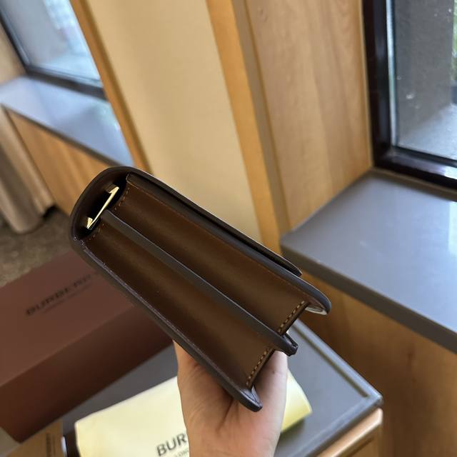 Folding gift box packaging Burberry Tb logo chain shoulder bag is a must-have item in the fashion industry. Get it up! The new postman bag Burberry never worries about sales, temperament, and quality! When purchasing a printed version in Hong Kong, i