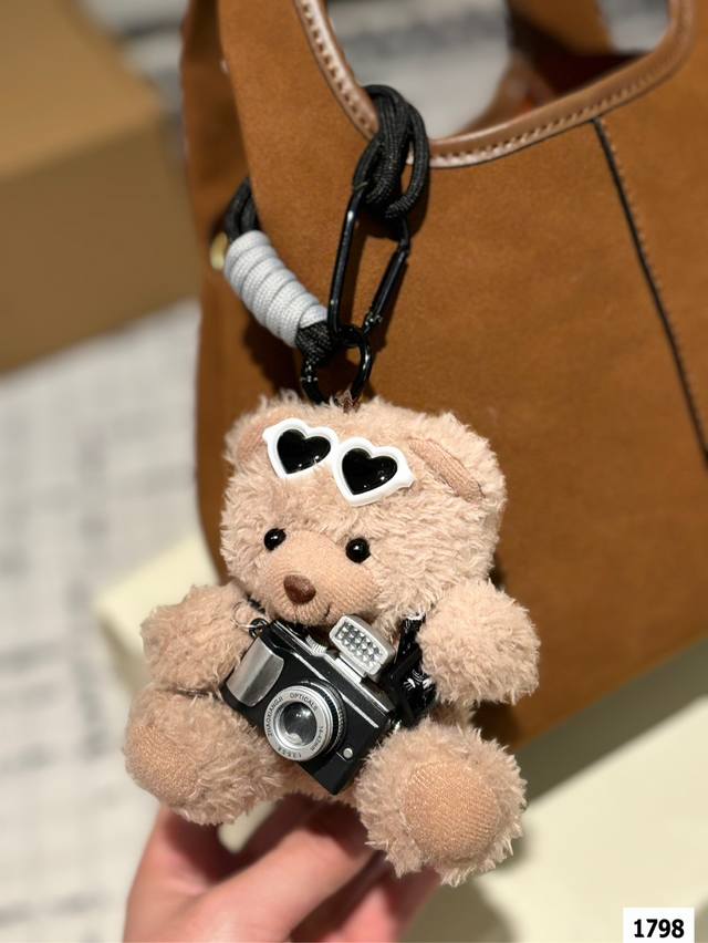 The gift box packaging of Coach's new Lana basket is really versatile! Both handheld and crossbody are suitable for comfort, with a perfect score. The entire bag only has a simple metal small C logo, which is simple yet low-key. The whole body is mad