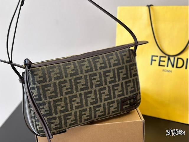 The packaging of this bag is also too cute~Fendi's new underarm bag. The name of this bag is Simply Fendi, inspired by the silhouette of the 90s collection. It is a lazy and casual bag style 34 * 21: